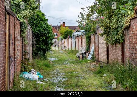 Ungepfiß und schmutzige Hintergassen zwischen Wohnimmobilien in der Abington Gegend von Northampton, England, Großbritannien. Stockfoto