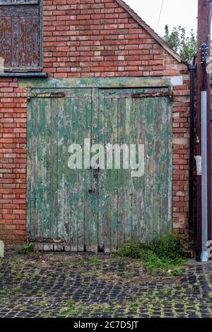 Ungepfiß und schmutzige Hintergassen zwischen Wohnimmobilien in der Abington Gegend von Northampton, England, Großbritannien. Stockfoto