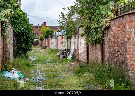 Ungepfiß und schmutzige Hintergassen zwischen Wohnimmobilien in der Abington Gegend von Northampton, England, Großbritannien. Stockfoto