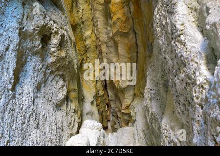 Schöne Aufnahme eines Risses in einer felsigen Höhle bei Das Meer Stockfoto