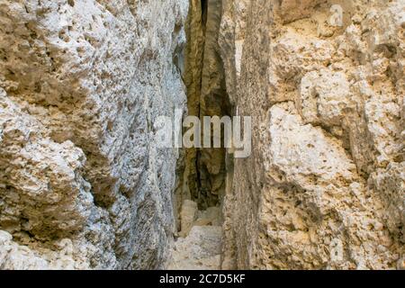 Schöne Aufnahme eines Risses in einer felsigen Höhle bei Das Meer Stockfoto