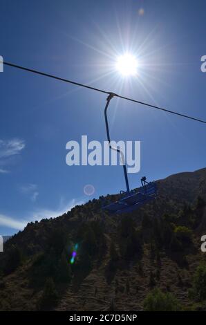 Seilbahn in den Bergen, Hintergrund der Sonne. Usbekistan, Beldersay Berge. Stockfoto