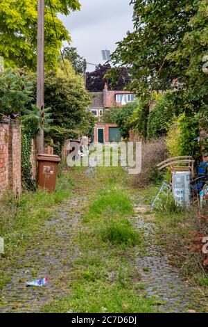 Ungepfiß und schmutzige Hintergassen zwischen Wohnimmobilien in der Abington Gegend von Northampton, England, Großbritannien. Stockfoto