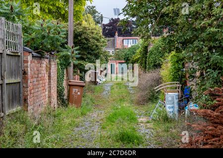 Ungepfiß und schmutzige Hintergassen zwischen Wohnimmobilien in der Abington Gegend von Northampton, England, Großbritannien. Stockfoto