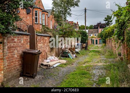 Ungepfiß und schmutzige Hintergassen zwischen Wohnimmobilien in der Abington Gegend von Northampton, England, Großbritannien. Stockfoto