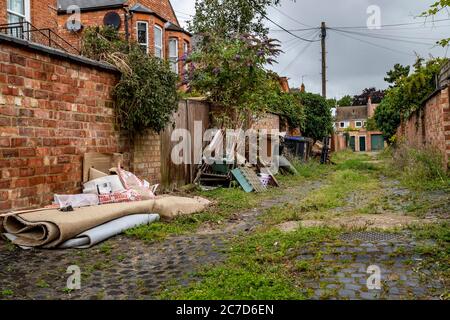 Ungepfiß und schmutzige Hintergassen zwischen Wohnimmobilien in der Abington Gegend von Northampton, England, Großbritannien. Stockfoto