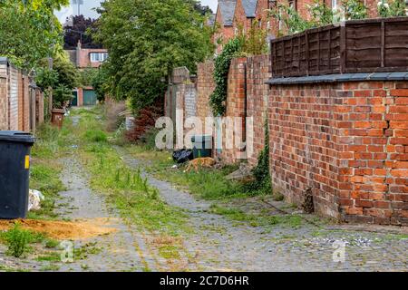 Ungepfiß und schmutzige Hintergassen zwischen Wohnimmobilien in der Abington Gegend von Northampton, England, Großbritannien. Stockfoto