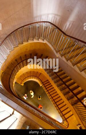 Hochwinkel vertikale Aufnahme einer Wendeltreppe in einem Gebäude in Indien Stockfoto