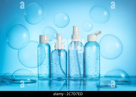 Hygieneprodukte und Seifenblasen auf blauem Hintergrund Stockfoto
