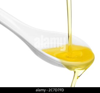 Olivenöl überfließt aus einem Löffel isoliert auf weiß Stockfoto
