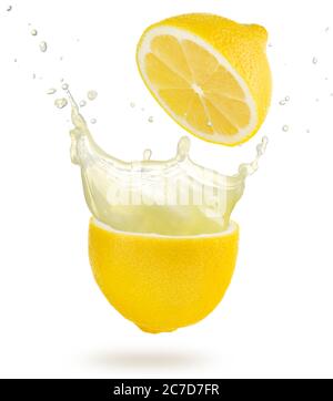 Limonade spritzt aus einer geschnittenen Zitrone isoliert Stockfoto