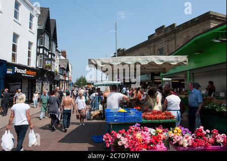 Menschen einkaufen auf einem Straßenmarkt in Doncaster Stadtzentrum, Yorkshire, England. Stockfoto