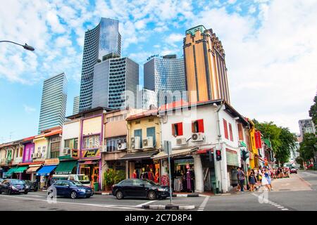 Touristen zu Fuß in den berühmten bunten Straßen von Sultan Masjid Moschee (Sultan), Kampong Glam, Singapur, Asien, PRADEEP SUBRAMANIAN Stockfoto