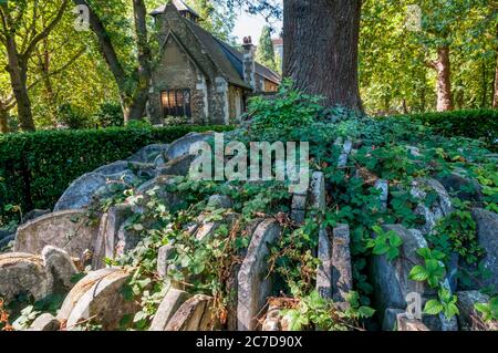 Die Hardy Baum im Alten St Pancras Grabstätte. Grabsteine von Thomas Hardy, wenn ein Gutachter im neunzehnten Jahrhundert bewegt. Stockfoto