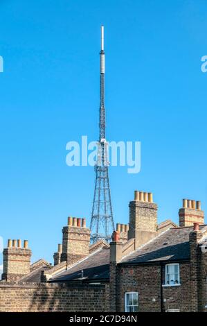 Crystal Palace Fernsehantenne über den Dächern von Häusern im Süden Londons. Stockfoto