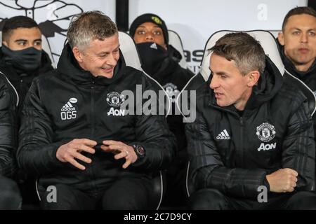 März 2020, Pride Park Stadium, Derby, England; Emirates FA Cup 5th Round, Derby County gegen Manchester United: Ole Gunnar Solskjaer Manager von Manchester United und Kieran McKenna Manchester United sprechen vor dem Anpfiff auf der Bank Stockfoto