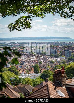 Eastbourne, East Sussex, England, Großbritannien. Ein erhöhter Blick auf die Vororte der beliebten englischen Küstenstadt mit der Küste in der Ferne. Stockfoto