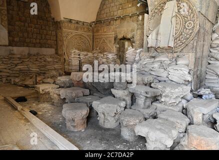 Idlib. Februar 2020. Sandsäcke decken Mosaikgemälde im Maarat al-Numan Museum in der Provinz Idlib, nordwestlichen Syrien am 18. Februar 2020. ZUM ARTIKEL "Feature: Sandsäcke schützen unbezahlbare Gemälde im syrischen Idlib Museum" Credit: Ammar Safarjalani/Xinhua/Alamy Live News Stockfoto