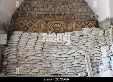 Idlib. Februar 2020. Sandsäcke decken Mosaikgemälde im Maarat al-Numan Museum in der Provinz Idlib, nordwestlichen Syrien am 18. Februar 2020. ZUM ARTIKEL "Feature: Sandsäcke schützen unbezahlbare Gemälde im syrischen Idlib Museum" Credit: Ammar Safarjalani/Xinhua/Alamy Live News Stockfoto