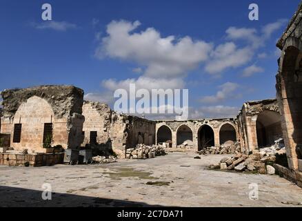 Idlib. Februar 2020. Beschädigte Gebäude sind am 18. Februar 2020 im Maarat al-Numan Museum in der Provinz Idlib im Nordwesten Syriens zu sehen. ZUM ARTIKEL "Feature: Sandsäcke schützen unbezahlbare Gemälde im syrischen Idlib Museum" Credit: Ammar Safarjalani/Xinhua/Alamy Live News Stockfoto