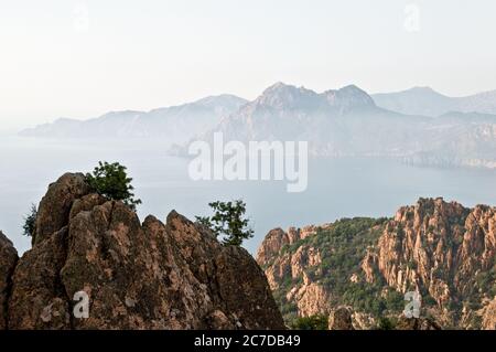 Ein Blick auf Les Calanches, Capo Senino und den Golf von Porto, von der Stadt Piana aus gesehen, an der Westküste der Insel Korsika, Frankreich. Stockfoto