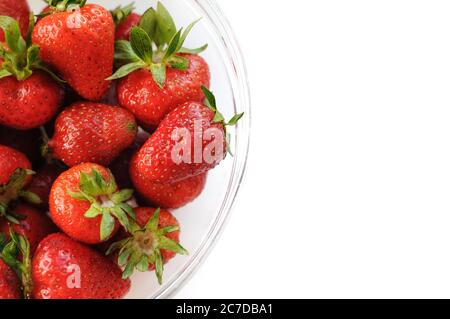 Helle Erdbeeren auf weißem Hintergrund mit Kopierplatz. Sommerfrüchte Stockfoto