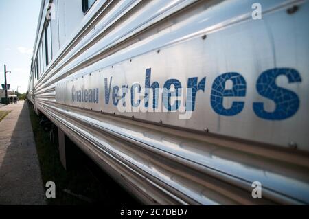 Auf dem Bahnsteig am Bahnhof in der nördlichen Stadt Churchill, Manitoba, Kanada, sitzen Eisenbahnwaggons. Stockfoto