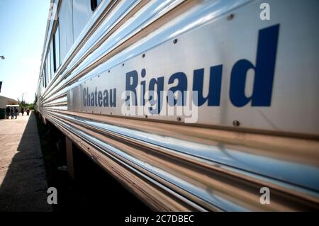 Auf dem Bahnsteig am Bahnhof in der nördlichen Stadt Churchill, Manitoba, Kanada, sitzen Eisenbahnwaggons. Stockfoto