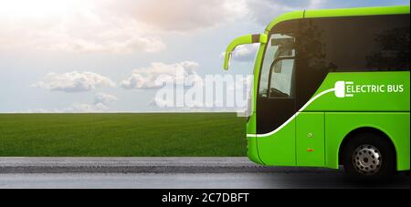 Elektrischer Touristenbus auf einer Stadtstraße Stockfoto