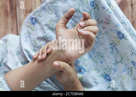 Nahaufnahme Frau hält ihr Handgelenk leiden Schmerzen. Stockfoto