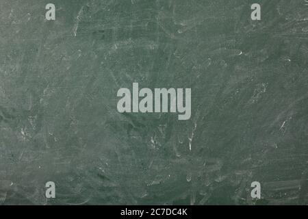 Grüne College Tafel gelöscht und schmutzig mit Kreide mit Platz zum Schreiben. Horizontale Zusammensetzung. Stockfoto