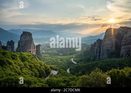 Die Meteora Klöster mit ihrer landschaftlichen Lage auf den Felsen in Griechenland mit Sonnenuntergang Stockfoto