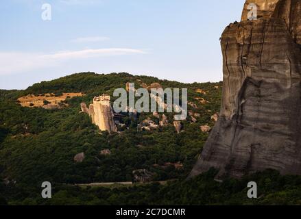 Die Meteora Klöster mit ihrer landschaftlichen Lage auf den Felsen in Griechenland mit Sonnenuntergang Stockfoto