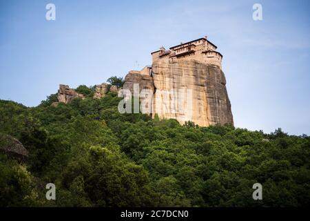 Die Meteora Klöster mit ihrer landschaftlichen Lage auf den Felsen in Griechenland mit Sonnenuntergang Stockfoto