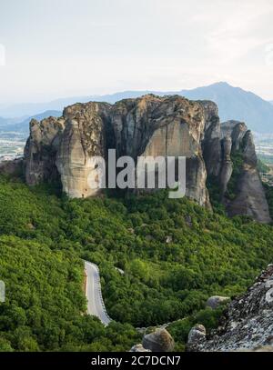 Die Meteora Klöster mit ihrer landschaftlichen Lage auf den Felsen in Griechenland mit Sonnenuntergang Stockfoto