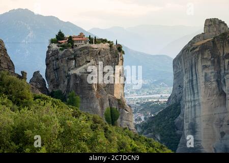 Das Meteora Kloster Agia Triada mit seiner landschaftlich reizvollen Lage auf dem Gipfel der Felsen in Griechenland mit Sonnenuntergang Stockfoto