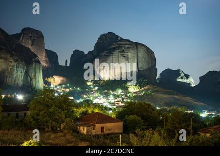 Die Meteora Klöster mit ihrer landschaftlichen Lage auf den Felsen in Griechenland in der Nacht Landschaft Stockfoto