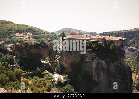 Das Meteora Kloster Varlaám mit seiner landschaftlichen Lage auf den Felsen in Griechenland. Stockfoto