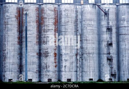 Die Getreidesilos und Aufzüge in der Reederei am Hafen von Churchill, an der Hudson Bay im Arktischen Ozean, im Norden von Manitoba, Kanada. Stockfoto