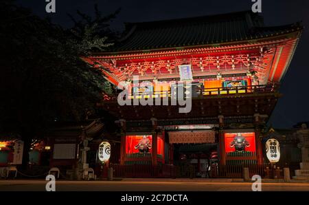 Nachtansicht direkt vor dem leuchtend roten Tor des Kanda-myojin Shrine, einem schintoistischen Schrein im Osten Tokios Stockfoto