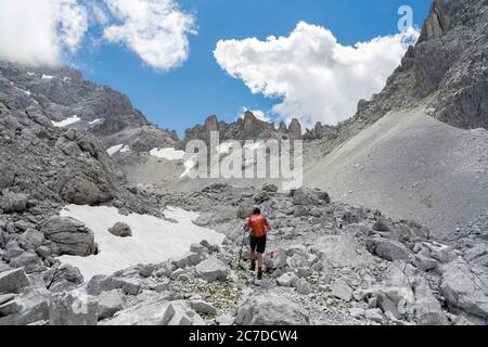 Ältere Frau beim Wandern im wilden Gelände unter dem Drosa Tor in den Bergen des Montafon-Tals, Vorarlberg, Österreich Stockfoto