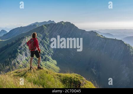 allgäu alpen, Berge, Wandern, Senioren, Wandern, Einsamkeit, fröhlich, Berglaufen, Leben genießen, Laufen, vorarlberg, Kopierraum, Hintergrund Stockfoto