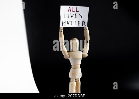 Alle Leben Angelegenheiten Protestler. Holzfiguren Schaufensterpuppe hält Zeichen Banner. Stockfoto