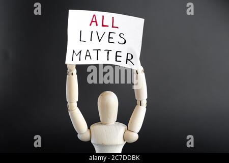 Alle Leben Angelegenheiten Protestler. Holzfiguren Schaufensterpuppe hält Zeichen Banner. Stockfoto