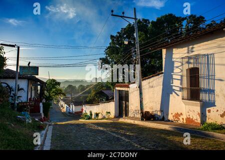 Kolonialstadt Architektur von Suchitoto Dorf. Suchitoto, Cuscatlan, El Salvador Mittelamerika Stockfoto