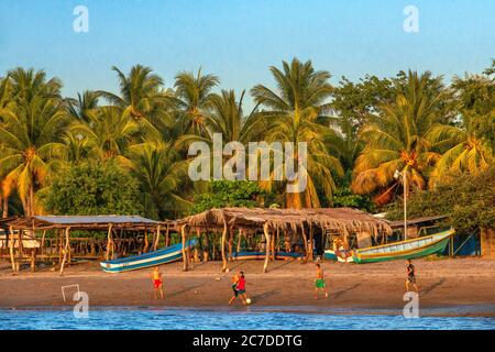 Strand auf der Insel Isla La Pirraya, Usulutánin Jiquilisco Bay im Golf von Fonseca Pazifischer Ozean El Salvador Zentralamerika. Es gibt 27 menschenleere ist Stockfoto