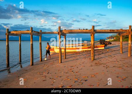 Strand auf der Insel Isla La Pirraya, Usulutánin Jiquilisco Bay im Golf von Fonseca Pazifischer Ozean El Salvador Zentralamerika. Es gibt 27 menschenleere ist Stockfoto