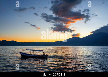 Boot in Lago De Coatepeque, Lake Coatepeque, Crater Lake, El Salvador, Department of Santa Ana Cenral America. Lake Coatepeque oder Lago de Coatepeque Stockfoto