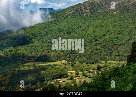 Anteojos de coatepeque, Complejo los volcanes, Cerro Verde Nationalpark. Das grüne Tal und kleine Häuser zwischen den Vulkanen von Santa Ana, Iza Stockfoto