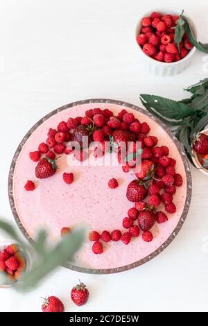 Mascarpone Frischkäse mit frischen Himbeeren. New York Cheesecake. Schließen. Gesunde Ernährung Kreative stimmungsvolle Dekoration. Stockfoto